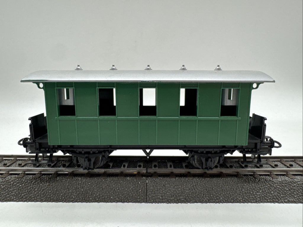 Märklin H0  schlichter Personenwagen  kurz  ohne Fenster  grün  (305635) #393