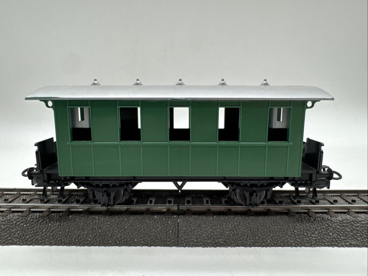 Märklin H0  schlichter Personenwagen  kurz  ohne Fenster  grün  (305635) #393