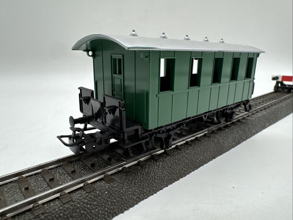 Märklin H0  schlichter Personenwagen  kurz  ohne Fenster  grün  (305635) #393