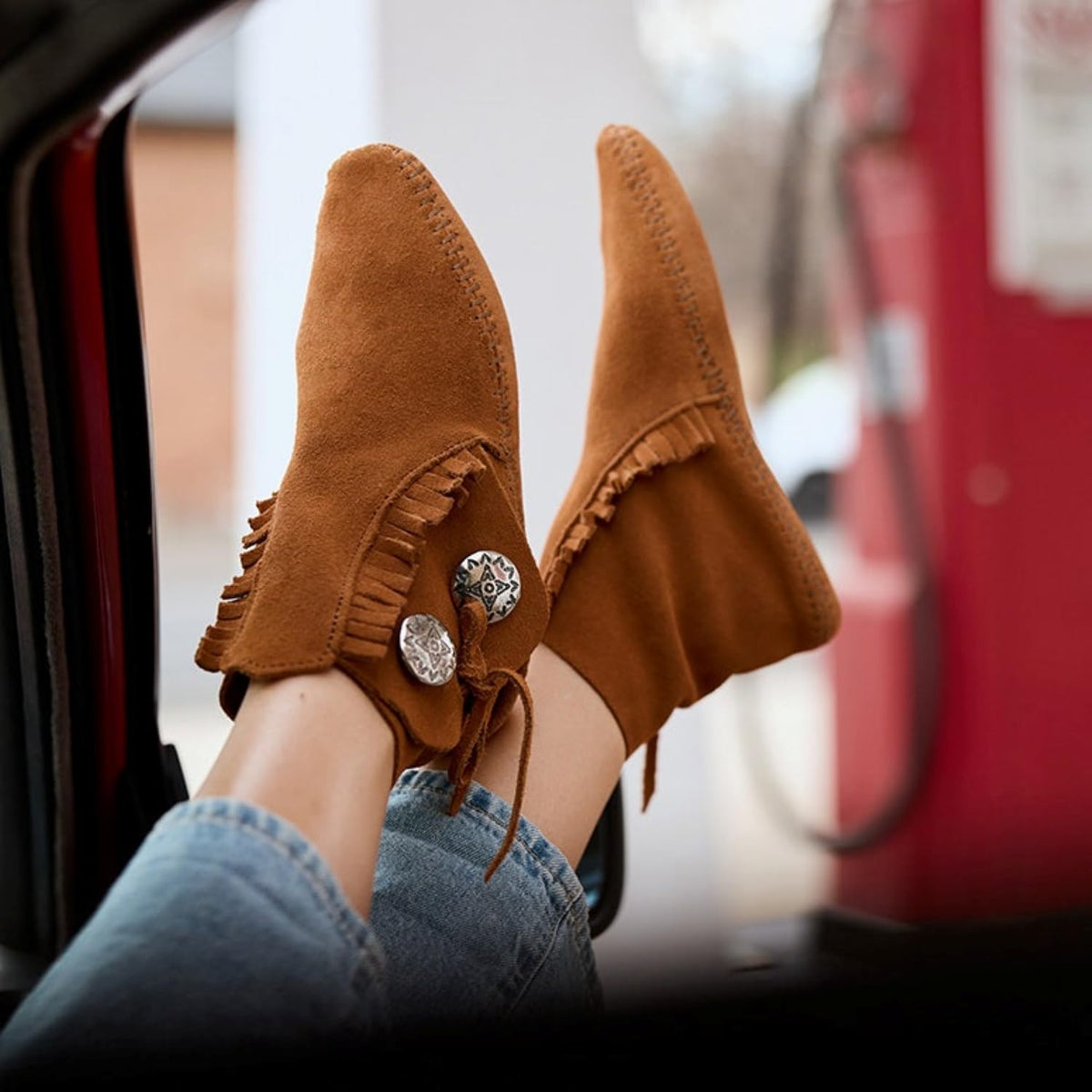 Minnetonka Women's 2 Button Hardsole Boot